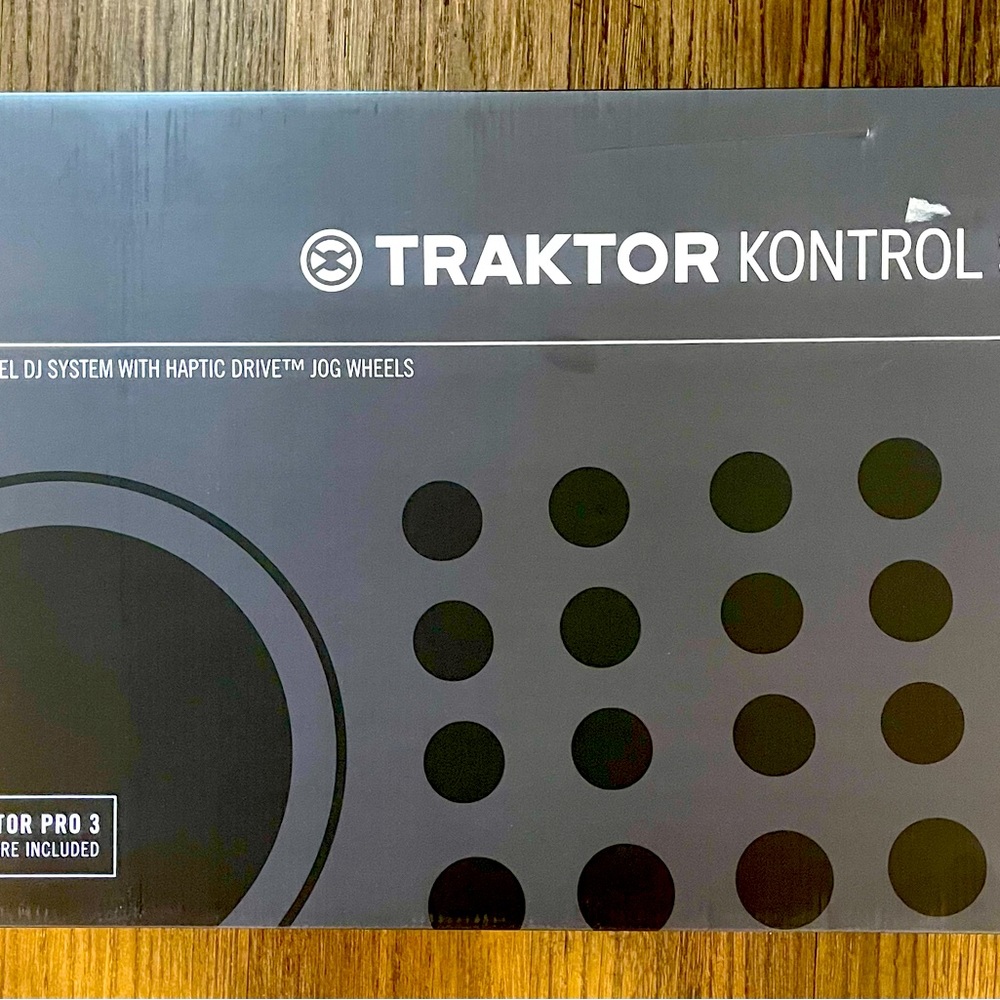 Native Instruments Traktor Kontrol S4 MK3 DJ Controller & Flight Case Brand New